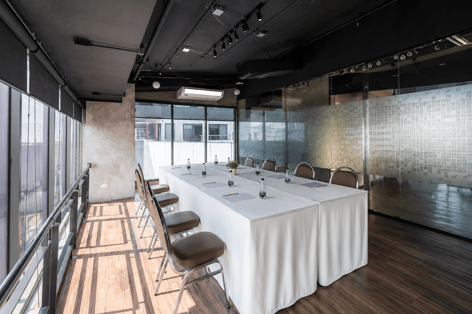 ห้อง Glass Room สำหรับประชุมองค์กรและ Workshop ที่ SiamPic Hall